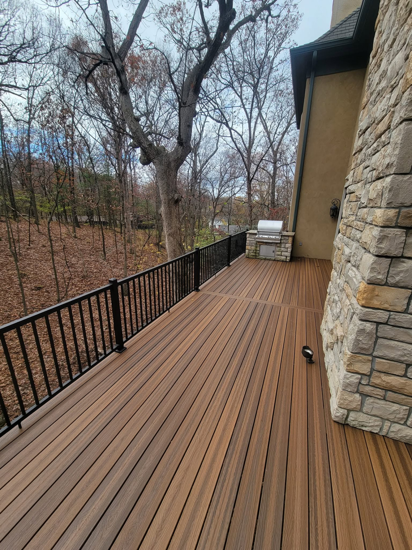 Gave this 32' × 12' deck a facelift — demoed the old handrails and decking and rebuilt it maintenance-free in Spiced Teak composite with black aluminum handrails by B&R Construction
